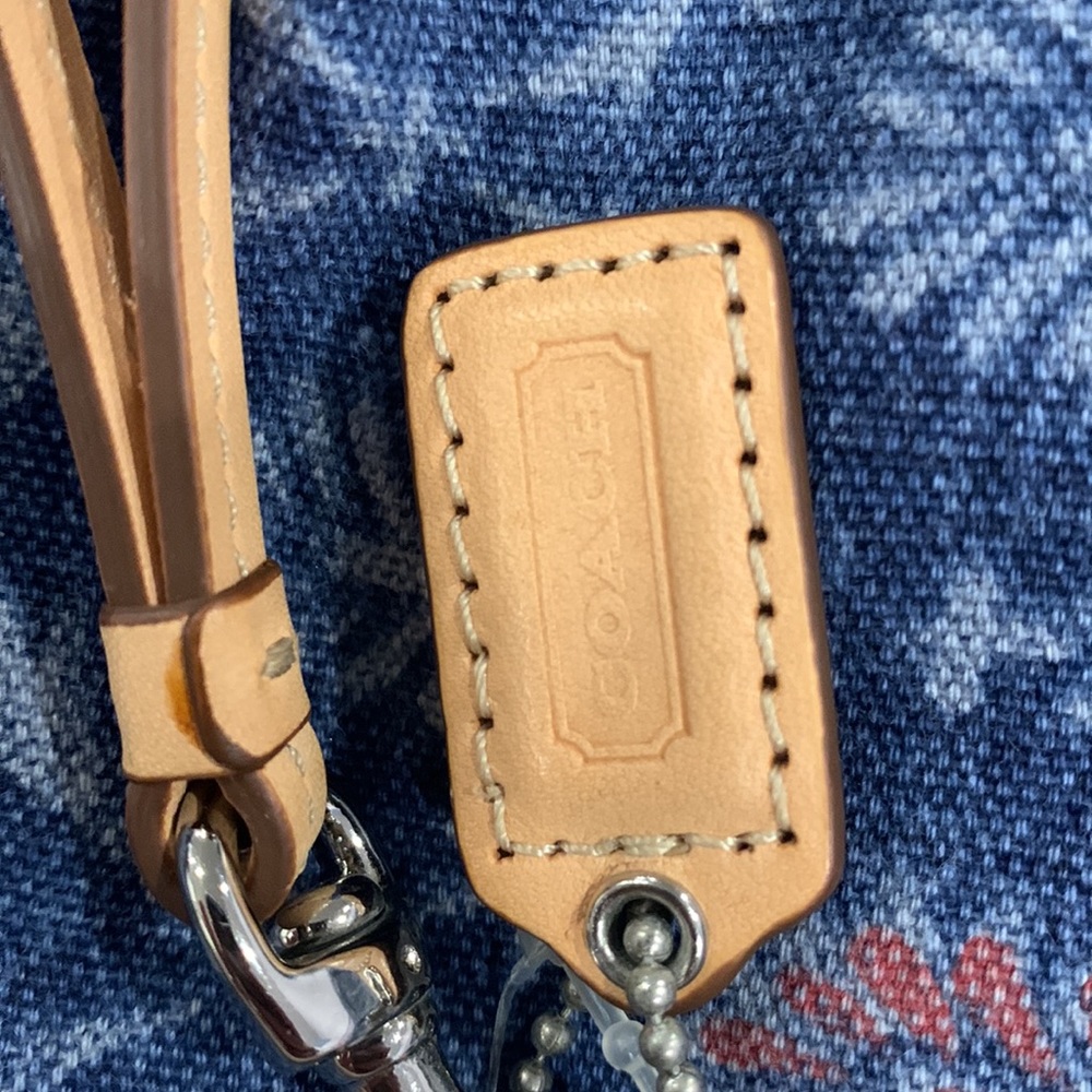 Coach wristlet like new - Picture 2 of 4